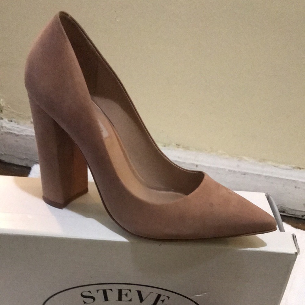 Close pointed shoes